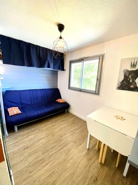Bed, Living room, Bedroom