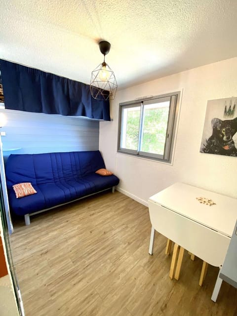 Bed, Living room, Bedroom