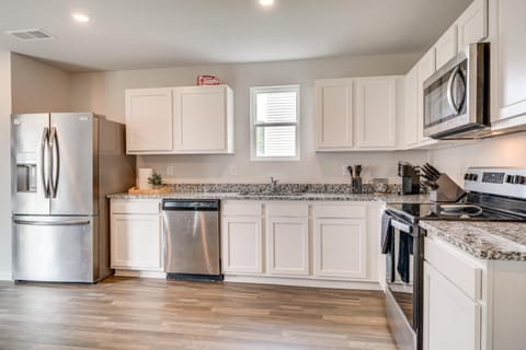 Spacious Home 8 Mi to Bernheim Arboretum! House in Louisville