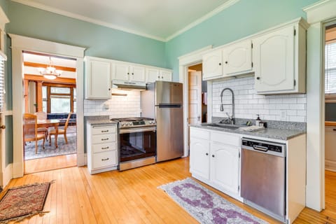 Walk to Selby Ave! Historic Cathedral Hill Unit House in Saint Paul