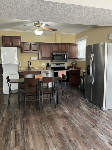 2BR private Duplex, quiet, central,remodeled Apartment in Dalton