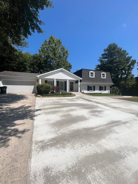 4-bedroom Duplex with AC and WiFi in Dalton GA House in Dalton