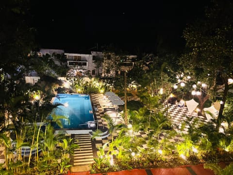 Property building, Patio, Restaurant/places to eat, Night, Garden, Garden view, Pool view, Swimming pool, Breakfast, sunbed