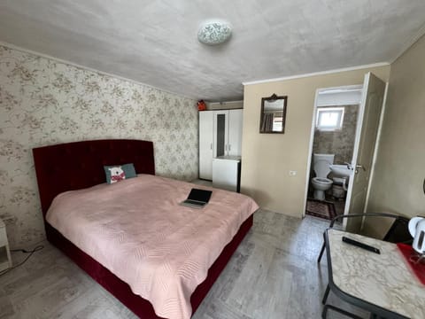 Bed, TV and multimedia, Photo of the whole room, Bedroom, towels