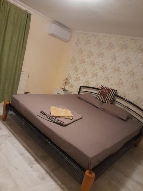 Bed, Photo of the whole room, Bedroom, towels, air conditioner