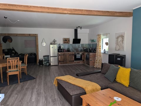 Kitchen or kitchenette, Seating area, Dining area, oven, pet friendly
