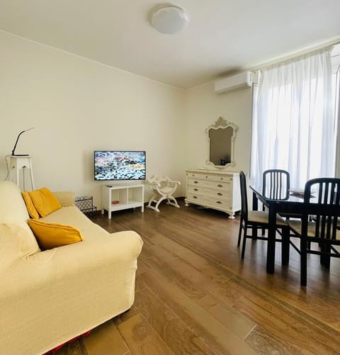 TV and multimedia, Living room, Dining area, air conditioner