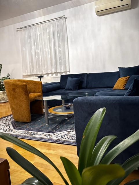 Living room, Seating area, air conditioner
