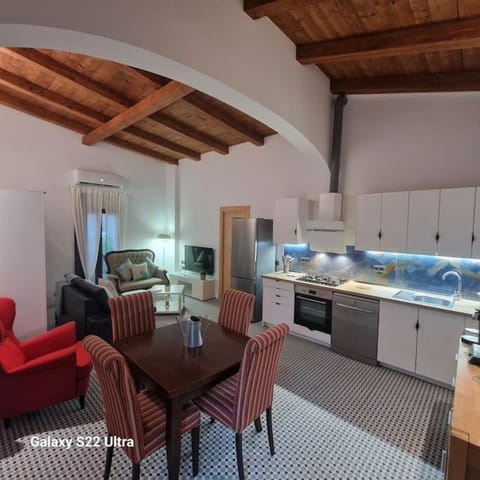 Kitchen or kitchenette, Living room, Seating area, Dining area, dishwasher, oven, pet friendly, stove