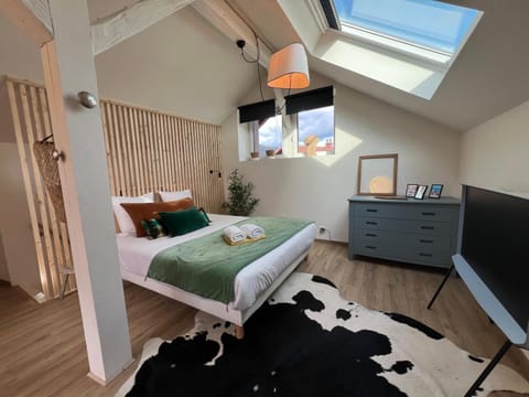 Bed, TV and multimedia, Photo of the whole room, Bedroom