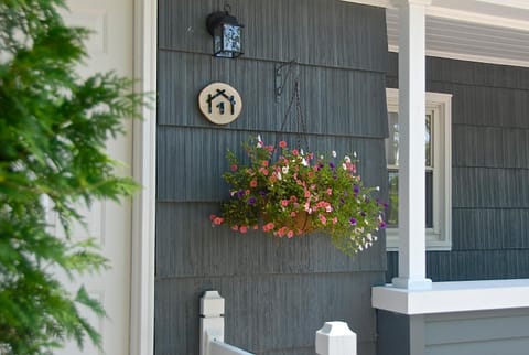 Facade/entrance, Area and facilities