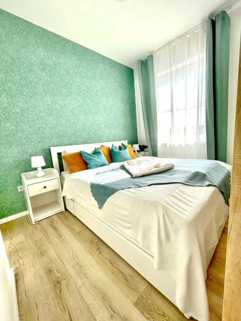 Bed, Photo of the whole room, Seating area, Bedroom