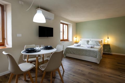 Bed, TV and multimedia, Lunch, air conditioner