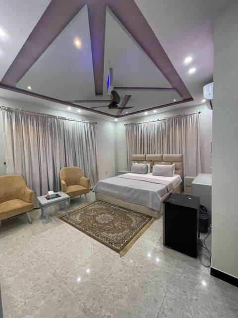 Bed, TV and multimedia, Living room, Photo of the whole room, Seating area, Bedroom, fireplace, towels, air conditioner