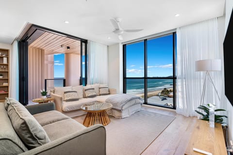 Balcony/Terrace, Living room, Beach, Landmark view