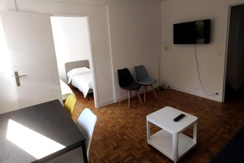 1 bedroom & salon, La Defense, Metro, parking Apartment in Puteaux
