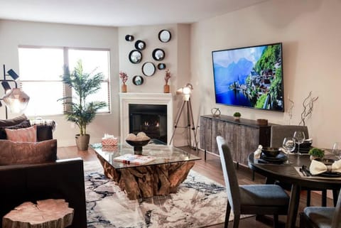 1 Bedroom XL Condo with King bed, Garden View, Parking Included Apartment hotel in Westwood