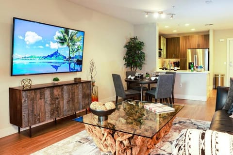 1 Bedroom XL Condo with King bed, Garden View, Parking Included Apartment hotel in Westwood