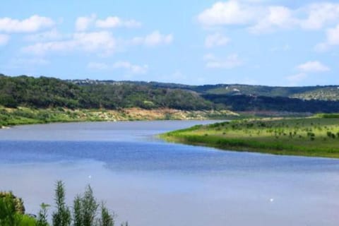 HILL COUNTRY HOME 15 ACRES,BILLIARD,FIREPIT,POOL,WINERY, Next to Flat Creek Winery Apartment in Lake Travis