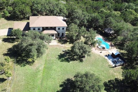 HILL COUNTRY HOME 15 ACRES,BILLIARD,FIREPIT,POOL,WINERY, Next to Flat Creek Winery Apartment in Lake Travis