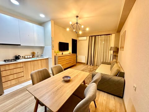 TV and multimedia, Kitchen or kitchenette, Living room, Dining area, stove