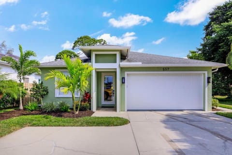 Spacious Beautiful 4 Bed 3 Bath Pool Near Beach House in Naples Park