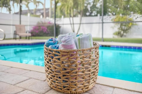 Coastal Flair-Walk To Beach-Heated Pool-Sleeps 8 House in Naples Park