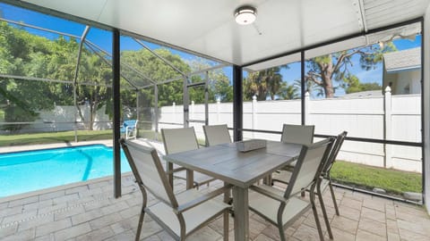 Coastal Flair-Walk To Beach-Heated Pool-Sleeps 8 House in Naples Park