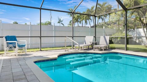 Coastal Flair-Walk To Beach-Heated Pool-Sleeps 8 House in Naples Park