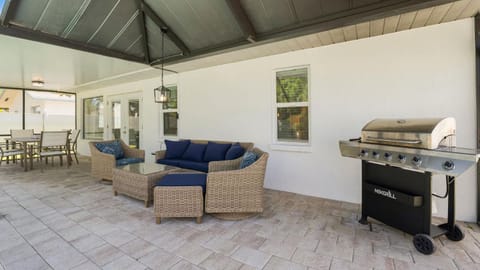 Coastal Flair-Walk To Beach-Heated Pool-Sleeps 8 House in Naples Park