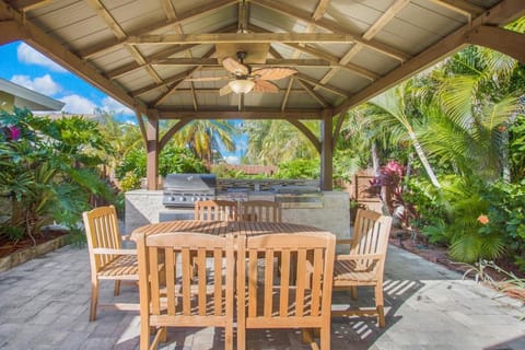 Boutique Bliss at Vanderbilt Beach Outdoor Gazebo House in Naples Park