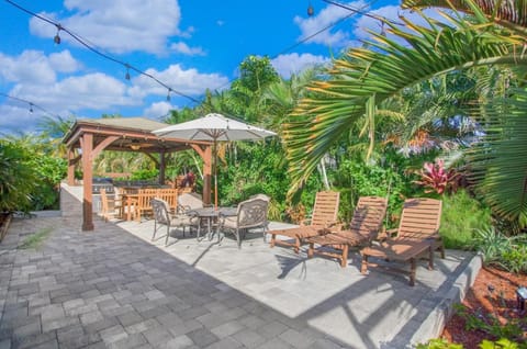Boutique Bliss at Vanderbilt Beach Outdoor Gazebo House in Naples Park