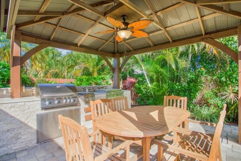 Boutique Bliss at Vanderbilt Beach Outdoor Gazebo House in Naples Park