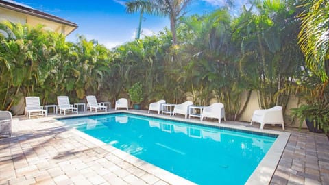 Beach Bike Ride Salt Water Pool Sleeps 10 House in Naples Park