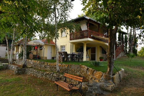 Property building, Day, Natural landscape, BBQ facilities, Garden, Balcony/Terrace, Garden view