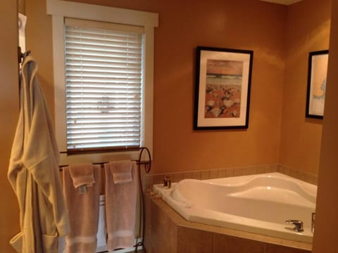 Upscale Sooke Vacation Rental House in Vancouver Island