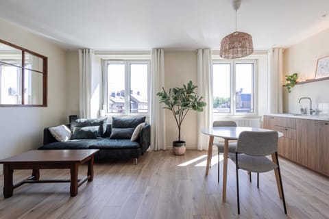 Kitchen or kitchenette, Living room, Seating area, Dining area