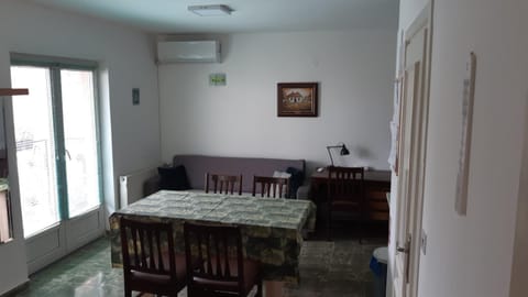 Kitchen or kitchenette, Living room, Seating area, Dining area, air conditioner