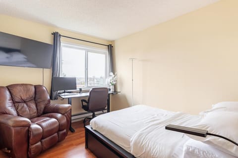 Bed, Seating area, Bedroom