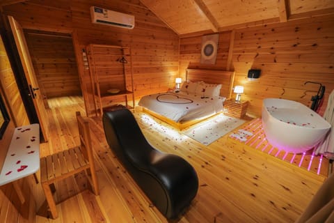 Bed, Photo of the whole room, Bedroom, Bath, towels