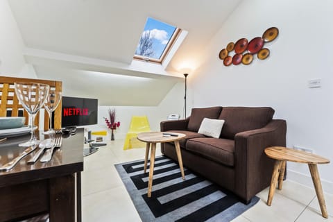Communal lounge/ TV room, TV and multimedia, Living room, Seating area, Dining area