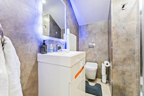 Shower, Toilet, Bathroom, towels