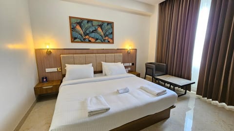 Bed, Photo of the whole room, Seating area, Bedroom, towels