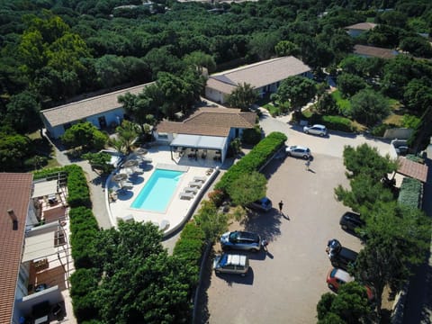 Property building, Day, Natural landscape, Bird's eye view, Pool view, Swimming pool, Location, Parking
