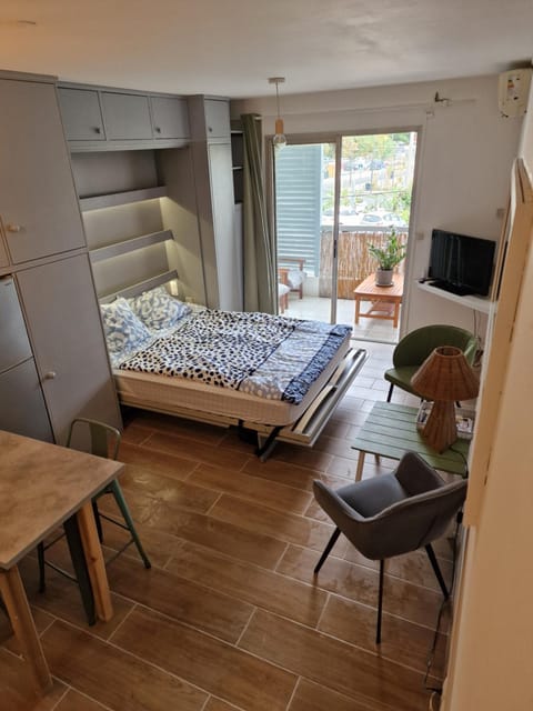 Bed, TV and multimedia, Living room, Bedroom