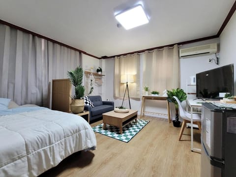 Bed, TV and multimedia, Living room, Seating area, Bedroom