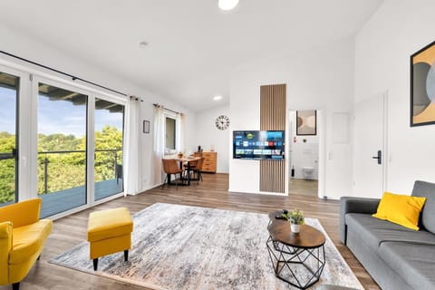 TV and multimedia, Living room, Seating area, Evening entertainment