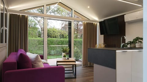 TV and multimedia, Seating area, Dining area, Garden view