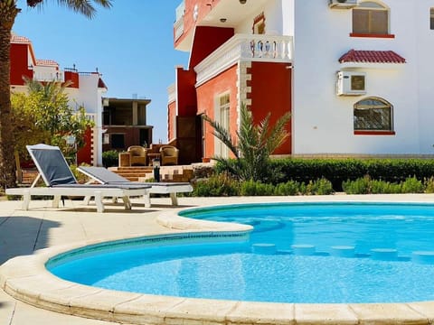 Property building, Garden, Balcony/Terrace, Garden view, Pool view, Swimming pool, Swimming pool, sunbed