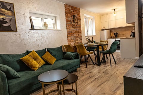 Kitchen or kitchenette, Seating area